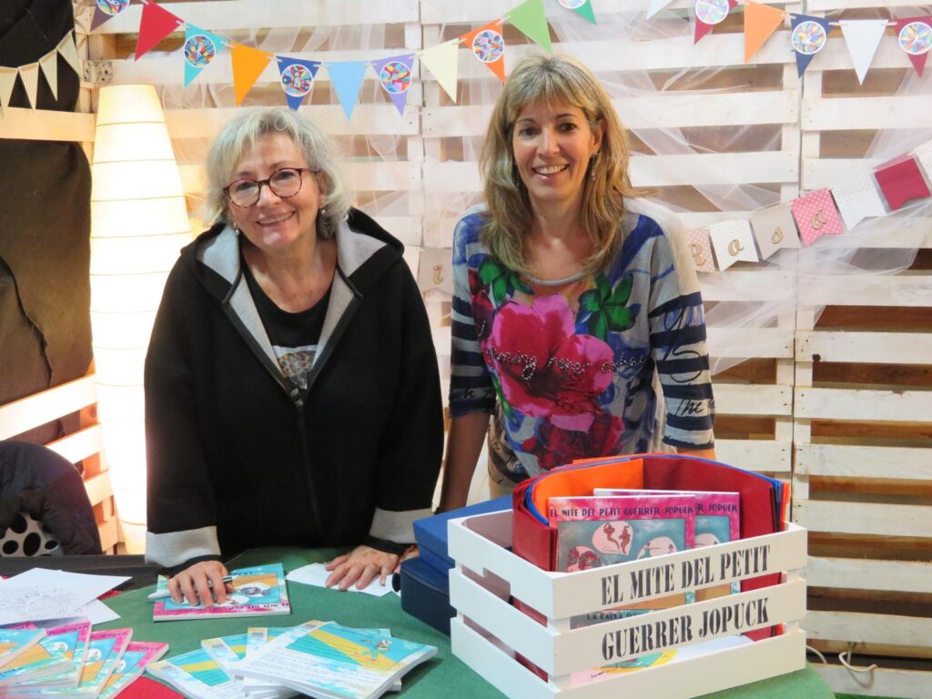 Lluïsa i Rosó amb els llibres Jopcuk